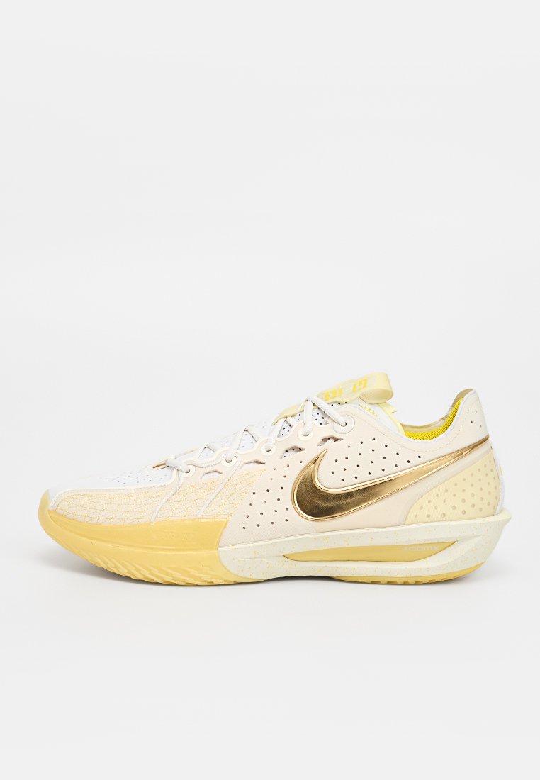 Nike Basketballschuhe mit weißem und hellgelbem Design, goldfarbenem Swoosh, strukturiertem Mesh-Obermaterial und gepolstertem Schaft für mehr Komfort.