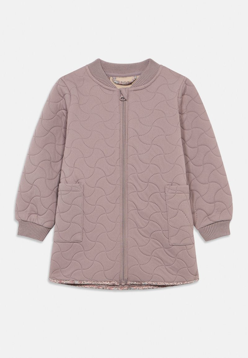 Gestepptes rosa Jacket mit einem Reißverschluss vorne, gerippten Manschetten und zwei Seitentaschen. Verfügt über ein Wellenmuster und eine weiche Textur.