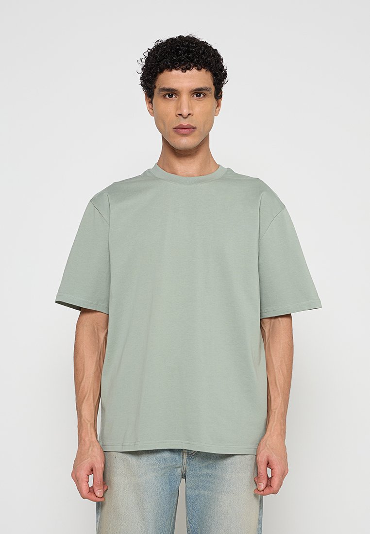 OVERSIZED Media 1
