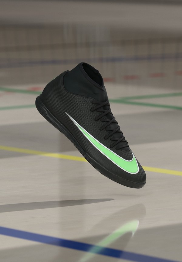 Nike Performance SUPERFLY 11 CLUB IC UNISEX - Indoor football boots - black/illusion green