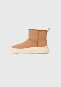 Beige Knöchelstiefel mit einem weichen Obermaterial, ausgestattet mit einer cremigen Gummisohle, einer Schlaufe hinten für ein einfaches An- und Ausziehen und dezenten Nähdetails.