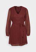 Weinrotes Kleid mit V-Ausschnitt, langen transparenten Ärmeln und einem Stoffgürtel. Hat ein glitzerndes Muster auf dem glatten Material. A-Linien-Silhouette.