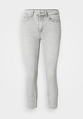 Helle graue Denim-Jeans mit enganlastigem Design, fünf Taschen-Stil und fransigem Saumdetail an den Knöcheln. Glatte Textur und standardmäßiger Knopfverschluss.