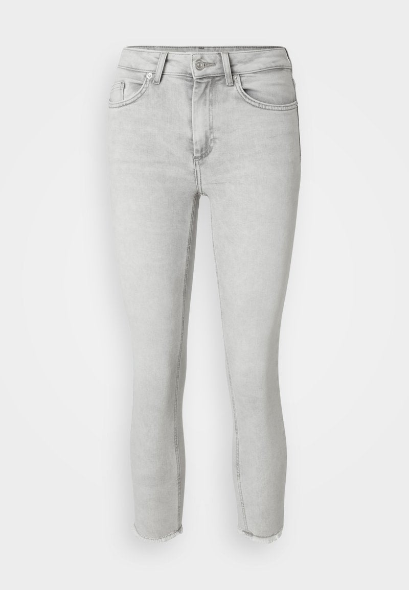Helle graue Denim-Jeans mit enganlastigem Design, fünf Taschen-Stil und fransigem Saumdetail an den Knöcheln. Glatte Textur und standardmäßiger Knopfverschluss.