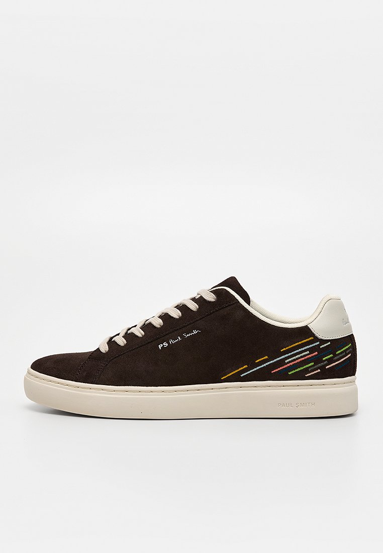Brauner Wildleder-Sneaker mit cremefarbenen Akzenten, flachen Schnürsenkeln, weißer Gummisohle und mehrfarbigen Ziernähten an der Seite.