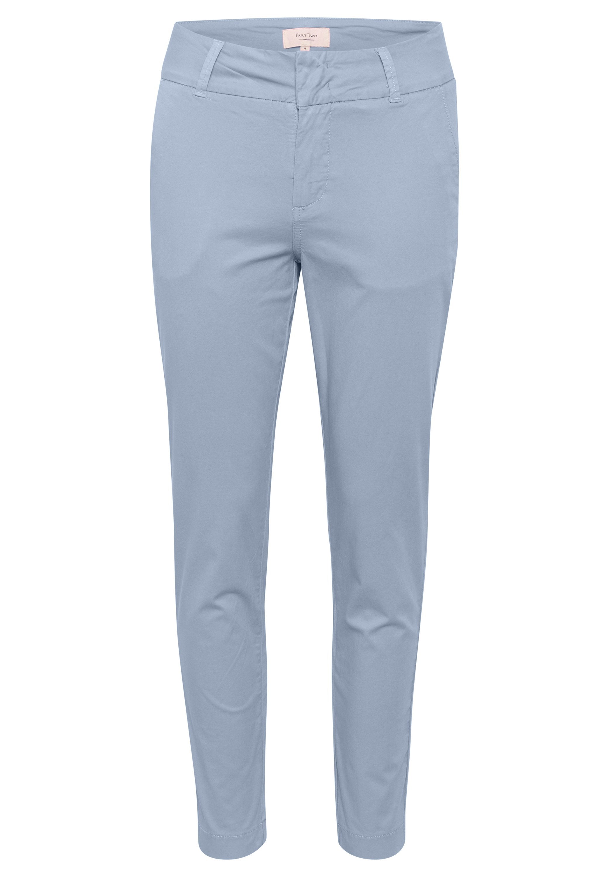 Hellblaue Baumwollhosen mit schmaler Passform, die eine glatte Textur, eine flache Vorderseite und normale Taschen auf beiden Seiten aufweisen.