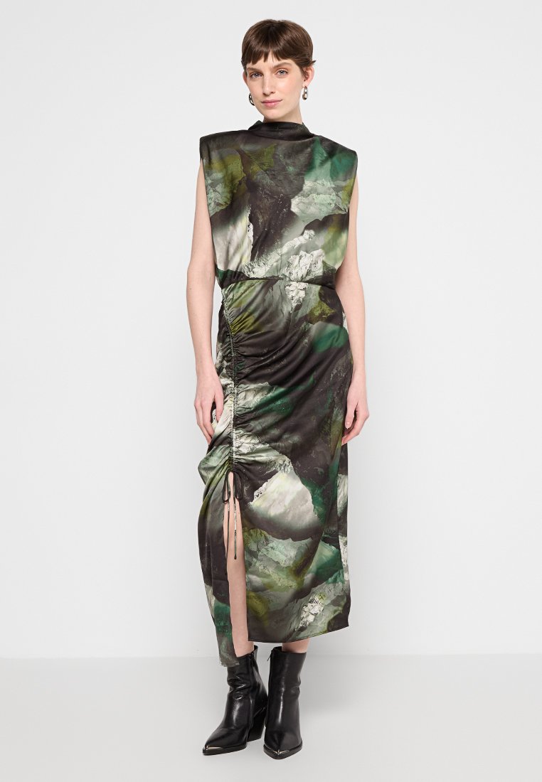Maxikleid in Dunkelgrün und Schwarz mit abstrakten blattähnlichen Mustern; ärmelloses Design mit gerafftem Seitenbereich und Schlitzdetails; glattes Material.