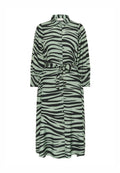 Langes grünes Kleid mit schwarzen Zebra-Streifen, mit einer durchgängigen Knopfleiste, Kragen und einem Bindegürtel in der Taille. Lange Ärmel mit geknöpften Manschetten.