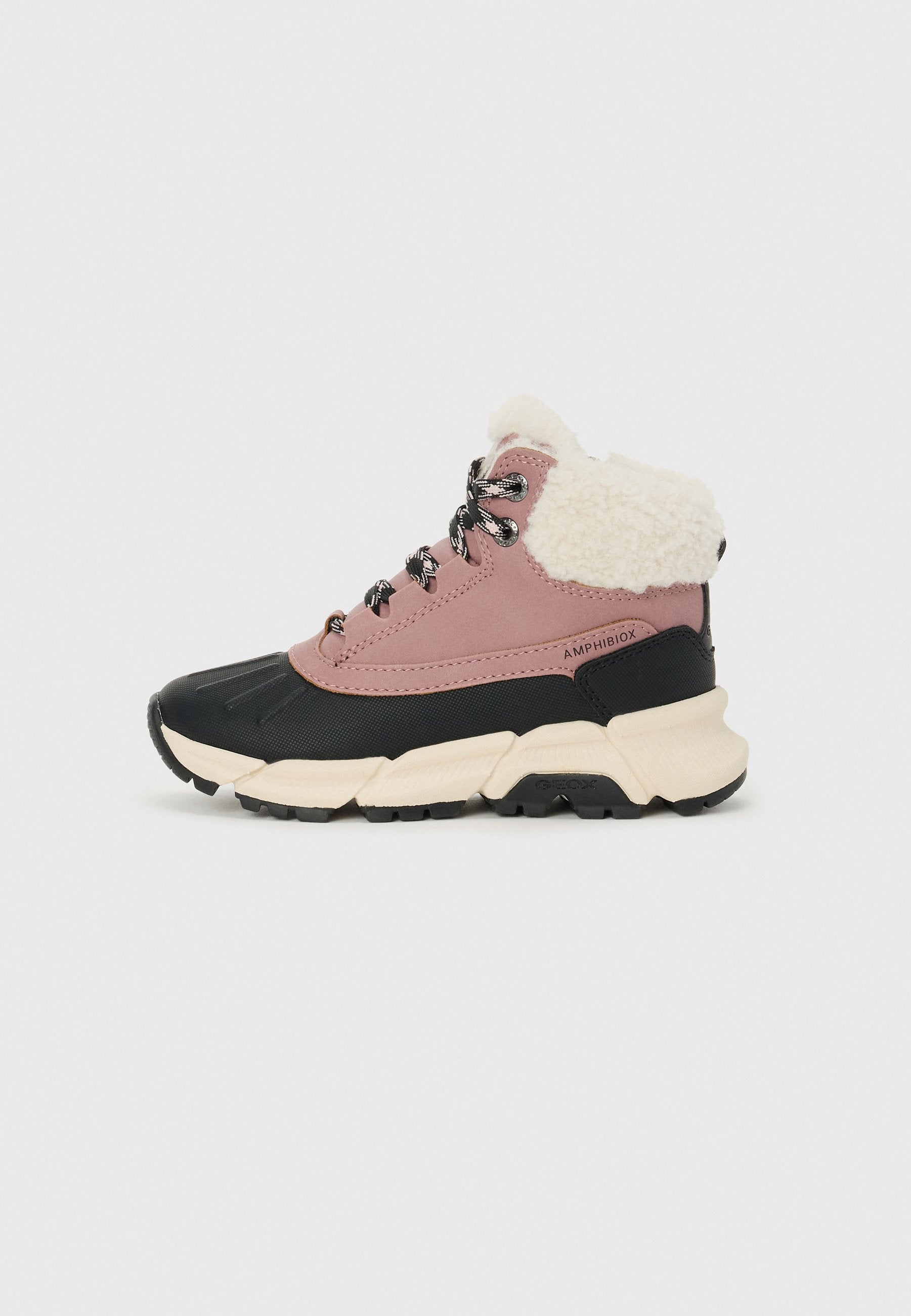 Mid-Top-Sneaker mit pinkem und schwarzem Design, ausgestattet mit einem flauschigen weißen Kragen, strukturiertem Obermaterial und dicker Gummisohle. Schwarze Schnürsenkel mit silbernen Akzenten.