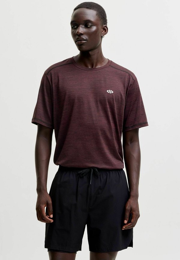Jack & Jones TRAINING TOP BADGE TRAINING TOP - Print T-shirt - fudge