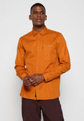 Oranges Button-Up-Hemd mit langen Ärmeln, Brusttasche und kontrastierenden Knöpfen. Hergestellt aus einem glatten, leichten Stoff.