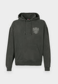 Dunkelgrauer Kapuzenpullover mit Fronttasche, Kordelzügen und kleinem weißen Emblem auf der linken Brust, das ein Wappen und Text zeigt.