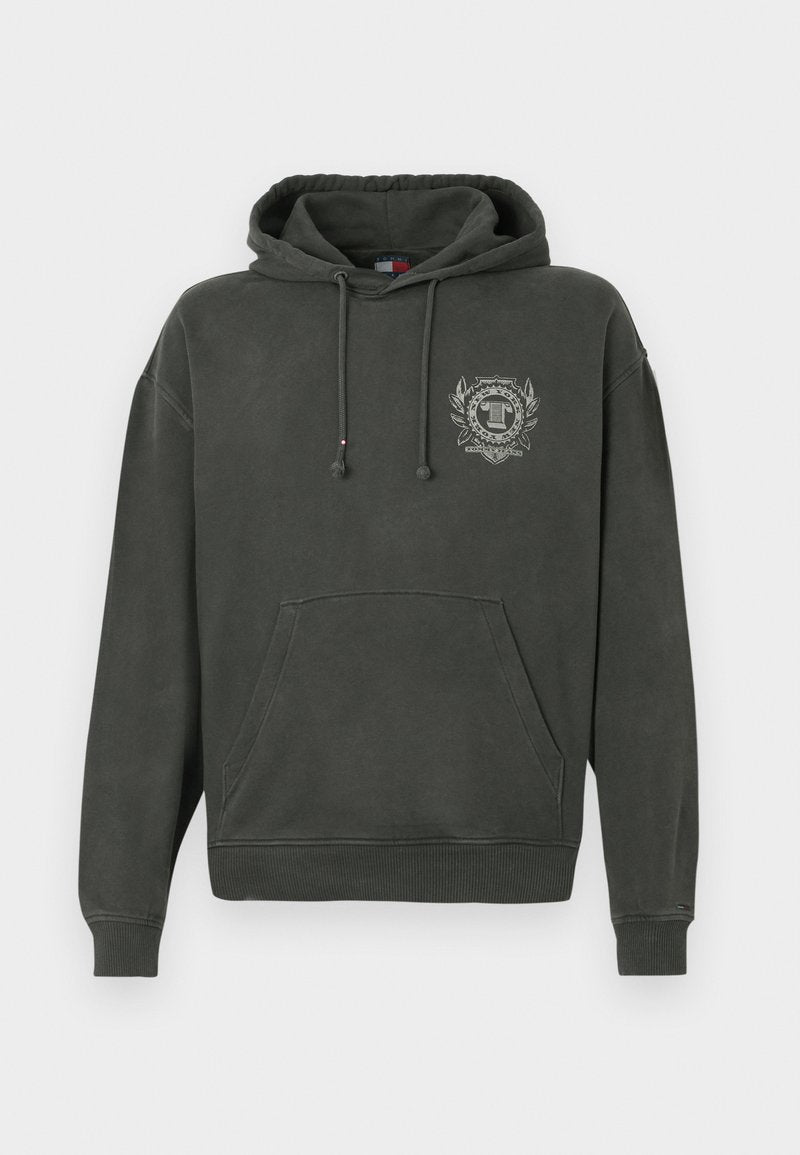 Dunkelgrauer Kapuzenpullover mit Fronttasche, Kordelzügen und kleinem weißen Emblem auf der linken Brust, das ein Wappen und Text zeigt.