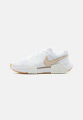 Nike Performance ZOOM GP CHALLENGE 1.5 - Multicourt tennis shoes - white/light orewood brown/summit white