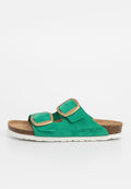Grüne Wildledersandalen mit zwei verstellbaren Riemen und tanfarbenen Akzenten. Das Korkfußbett und die weiße Gummisohle bieten Komfort und Stabilität.