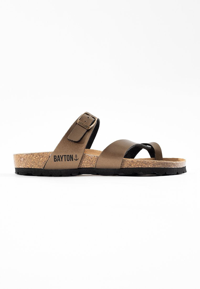 Braune Korksandalen mit flacher Sohle, Schnallenriemen und zwei überkreuzten oberen Riemen. Mit Branding an der Seite.