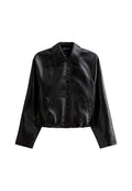 Schwarze, kurz geschnittene Lederjacke mit Kragen,Knopfverschluss und Seitentaschen. Verfügt über eine glatte Textur und Raglanärmel.