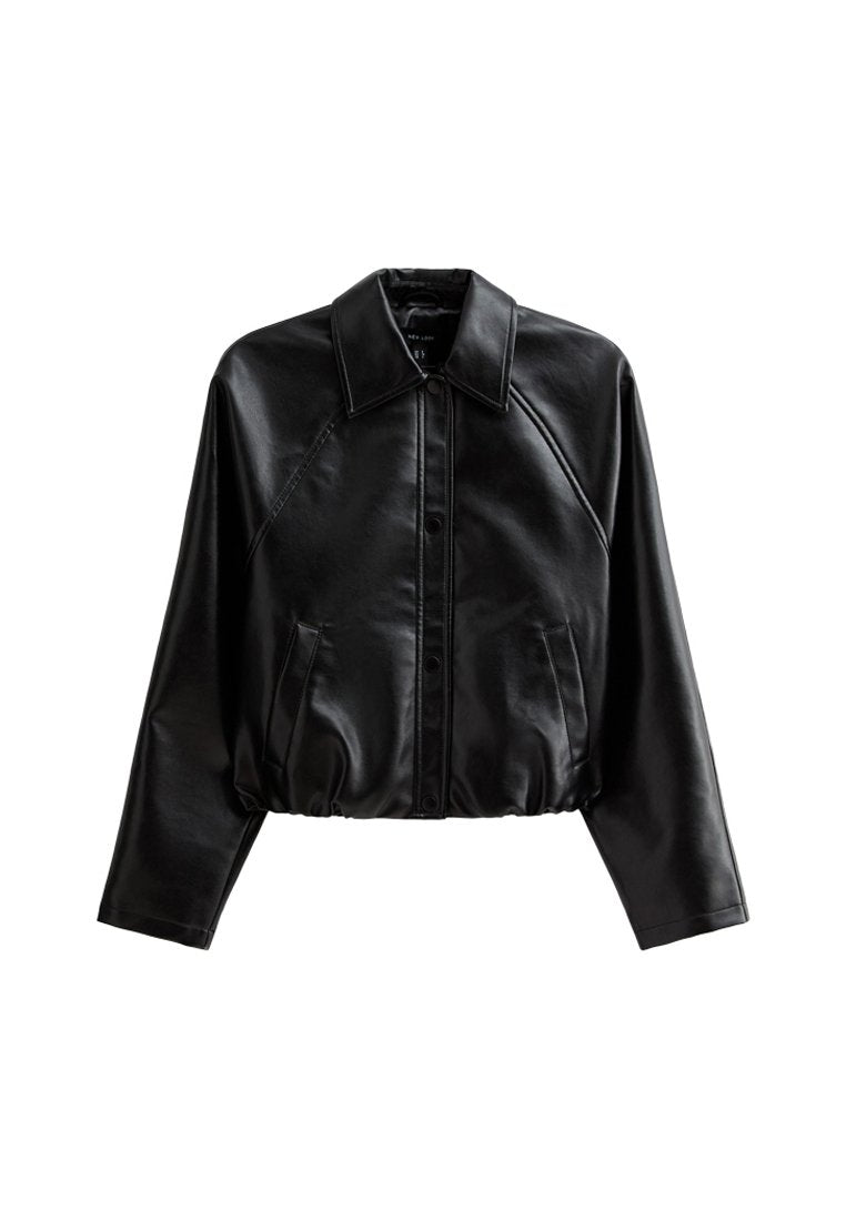 Schwarze, kurz geschnittene Lederjacke mit Kragen,Knopfverschluss und Seitentaschen. Verfügt über eine glatte Textur und Raglanärmel.