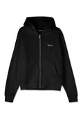 Schwarze Zip-Hoodie mit geripptem Material, Kängurutaschen und einer großen Kapuze. Mit weißem Logo auf der oberen linken Seite.