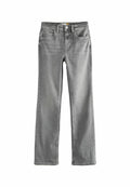Grau mid-rise Bootcut-Jeans mit Frontknopf, Reißverschluss und Fünf-Taschen-Design, auf weißem Hintergrund präsentiert.