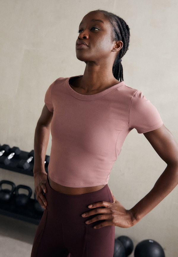 Nike Performance ONE FITTED TOP - Sports T-shirt - smokey mauve/black