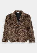 Blazer aus künstlichem Leopardenfell mit einem Reverskragen, einer Einzelknopfverschluss und einem leicht abgerundeten Saum. Weiche Textur und warme Farbtöne dominieren.