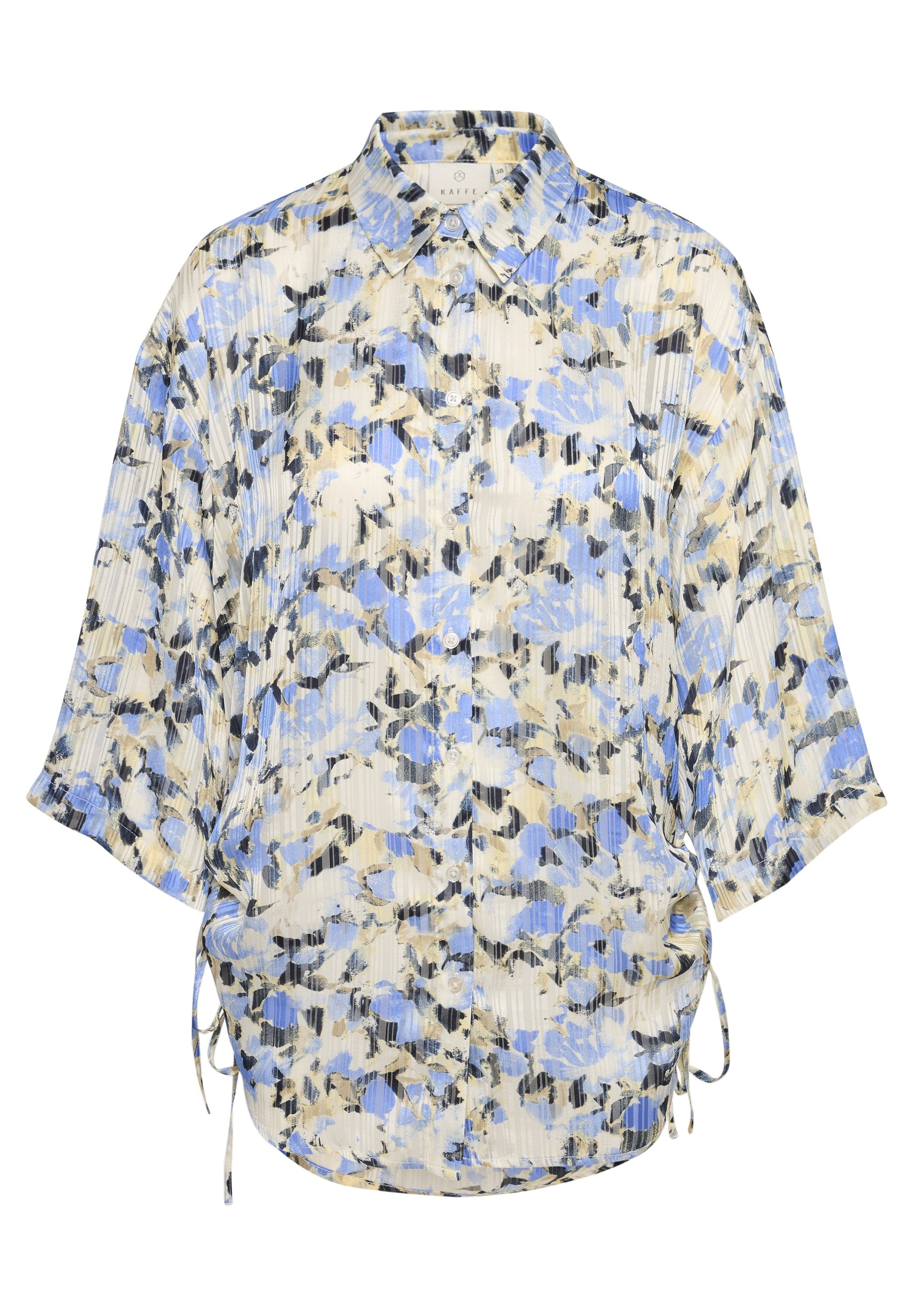 Plisseebluse in Creme mit blauem und schwarzem Blumenmuster. Verfügt über einen Kragen, eine durchgehende Knopfleiste und seitliche Bänder für eine verstellbare Passform. Weicher, leichter Stoff.