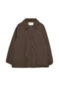 Braune, gefütterte Jacke mit einem breiten Kragen, die ein leichtes, glattes Äußeres und eine entspannte Passform mit leicht gerafften Ärmeln aufweist.