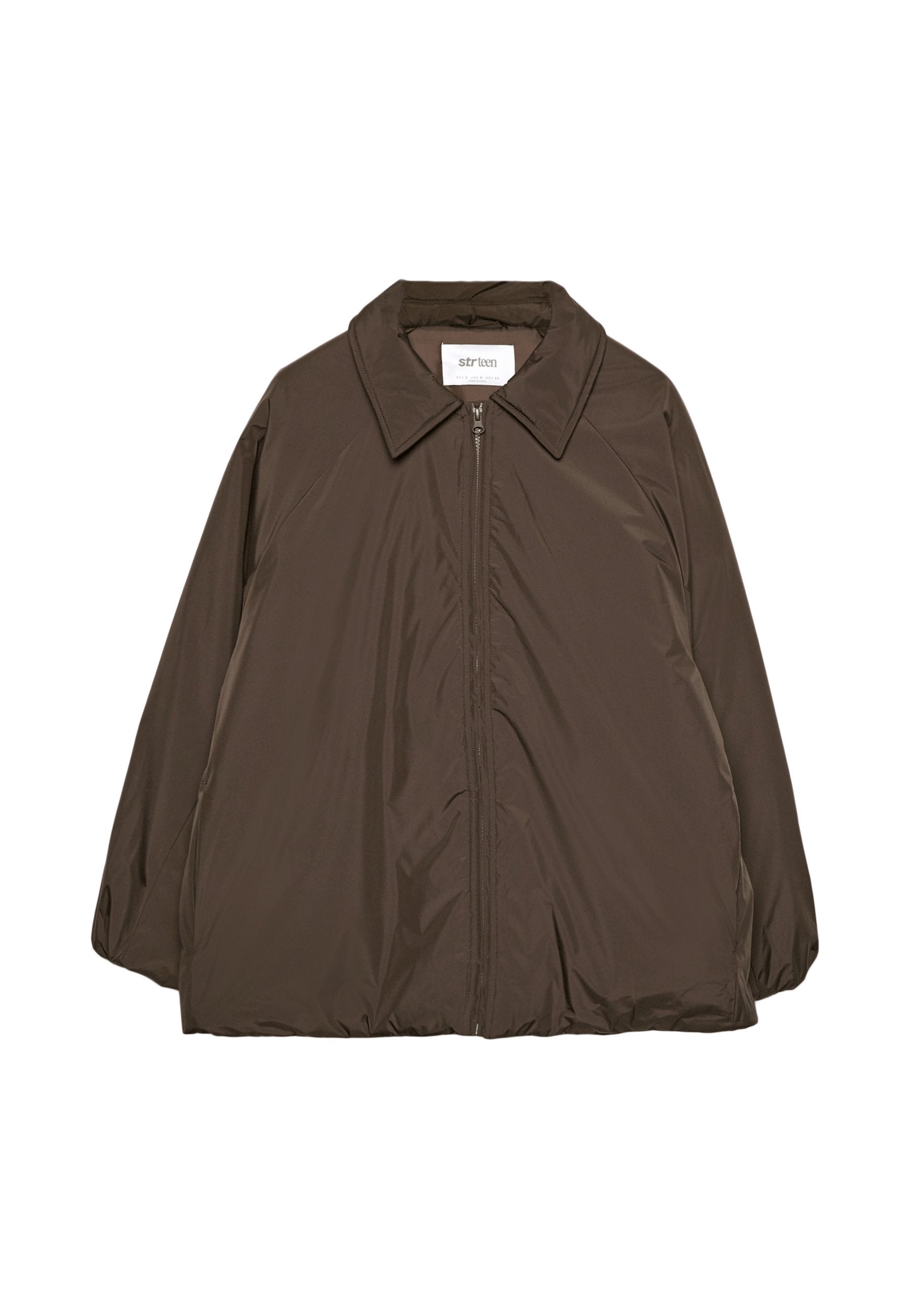 Braune, gefütterte Jacke mit einem breiten Kragen, die ein leichtes, glattes Äußeres und eine entspannte Passform mit leicht gerafften Ärmeln aufweist.