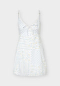 Weißes ärmelloses Minikleid mit dünnen verstellbaren Trägern, V-Ausschnitt, dezenten floralen und geometrischen Mustern und einer kleinen vorderen Bindeschleife.