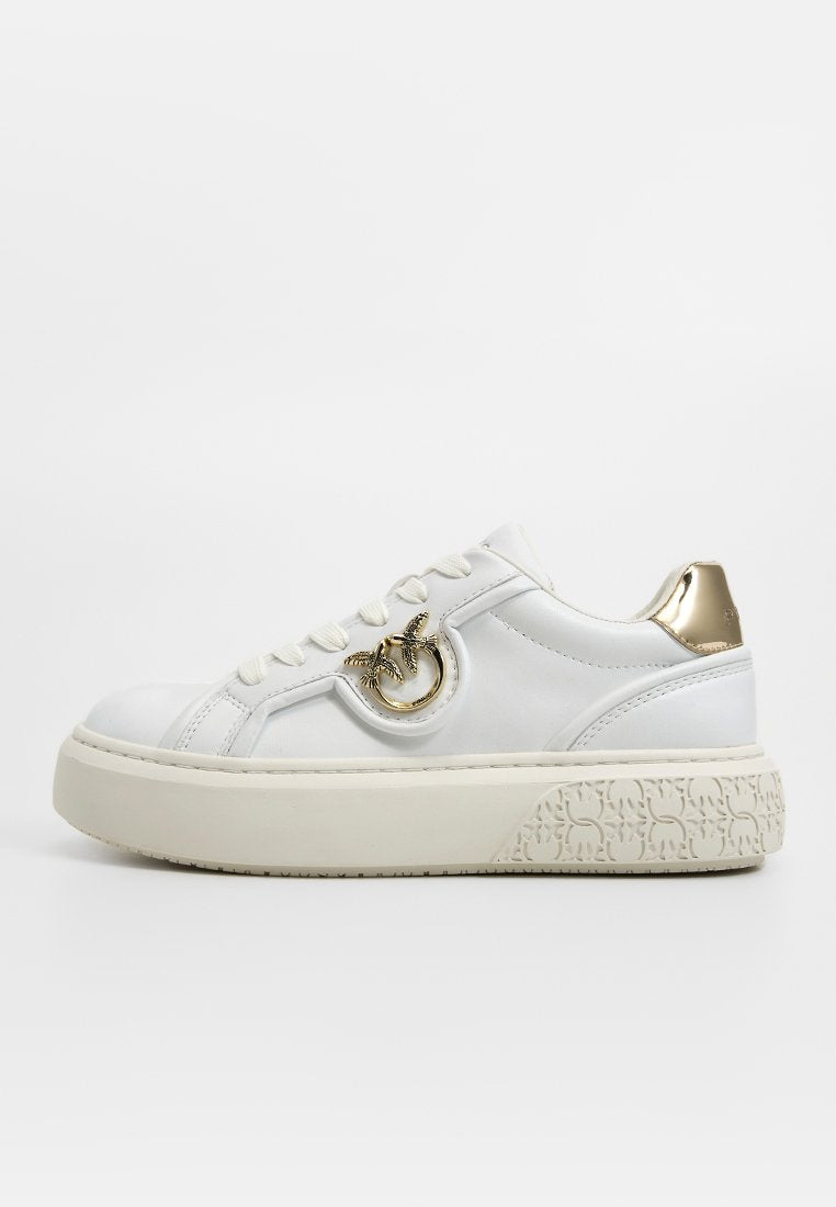 Weißer Ledersneaker mit rundem goldfarbenem Metallelement, dicker, cremefarbener Sohle mit strukturiertem Muster und gepolstertem Schaft für Halt.
