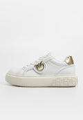 Weißer Ledersneaker mit rundem goldfarbenem Metallelement, dicker, cremefarbener Sohle mit strukturiertem Muster und gepolstertem Schaft für Halt.