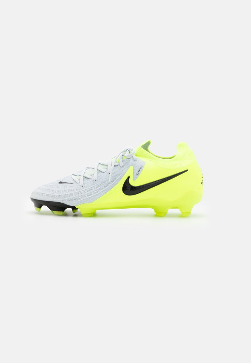 Nike Fußballschuhe in Hellgrau und Neon-Gelb, mit einer strukturierten Oberfläche, schwarzen Akzenten und einem schlanken Design mit geformten Stollen.