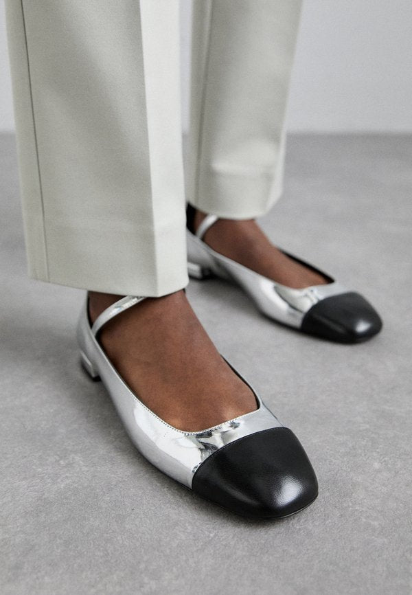 Stuart Weitzman EDEN STRAP FLAT