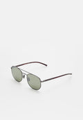 Sonnenbrille mit grün getönten Gläsern, Metallrahmen und kastanienbraunen Bügeln. Runde Form mit auffälligen Nasenpolstern und Branding an den Bügeln.