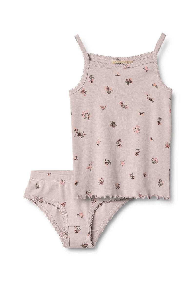 Hellrosa Baumwolltanktop und passende Unterhose mit kleinen Blumenmustern, gewellten Säumen und dünnen verstellbaren Trägern.