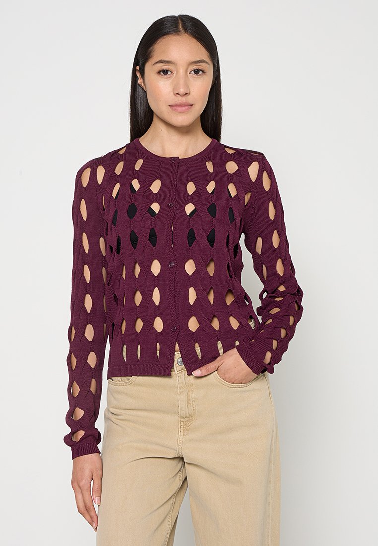 Bordeauxfarbener Strickcardigan mit rautenförmigen Ausschnitten, langen Ärmeln und Rundhalsausschnitt, der vorne mit kleinen Knöpfen geschlossen wird.