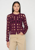 Bordeauxfarbener Strickcardigan mit rautenförmigen Ausschnitten, langen Ärmeln und Rundhalsausschnitt, der vorne mit kleinen Knöpfen geschlossen wird.