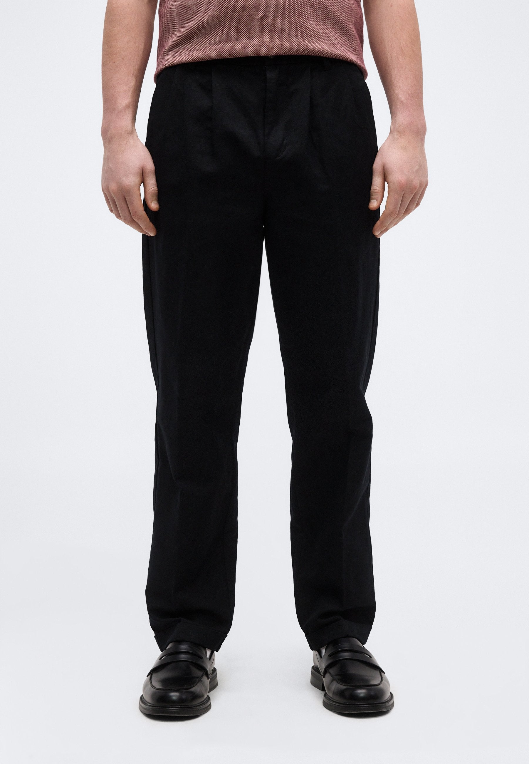 PLEATED PANTS Media 4