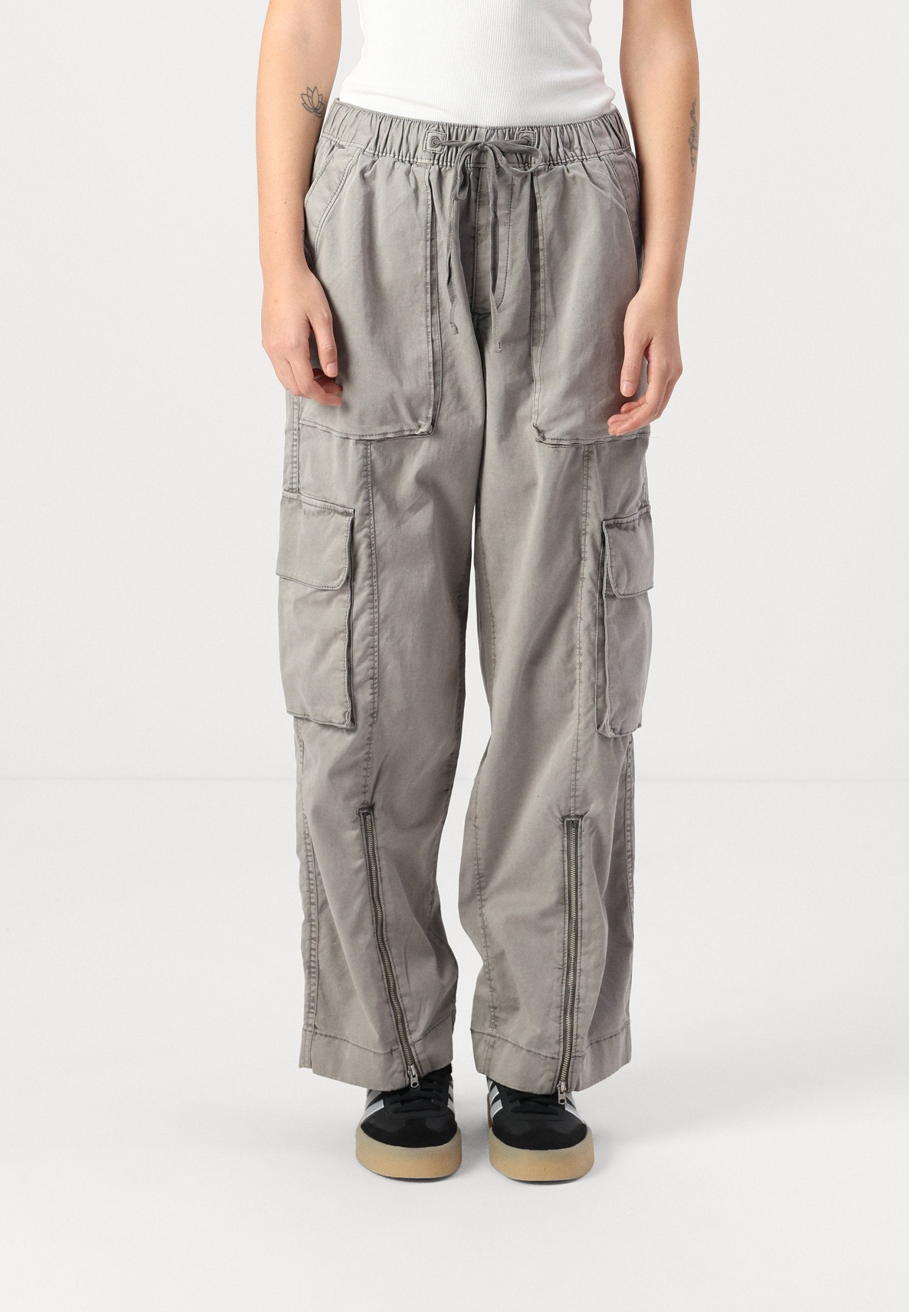 Abercrombie & Fitch WIDE LEG CARGO