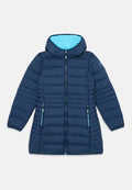 Marineblaue gesteppte lange Winterjacke mit Kapuze, Frontreißverschluss und seitlichen Reißverschlusstaschen, mit hellblauem Futter und Reißverschlussdetails.