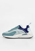 Hellblauer Sportschuh mit Mesh-Obermaterial, Lederakzenten, marineblauen Details und weißer Sohle. Verfügt über eine abgerundete Zehenpartie und einen gepolsterten Kragen.