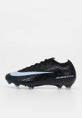 Schwarzer Nike Air Zoom Fußballschuh mit hellblauem Swoosh-Logo und Stollen, entwickelt für Spiele auf festem Boden.