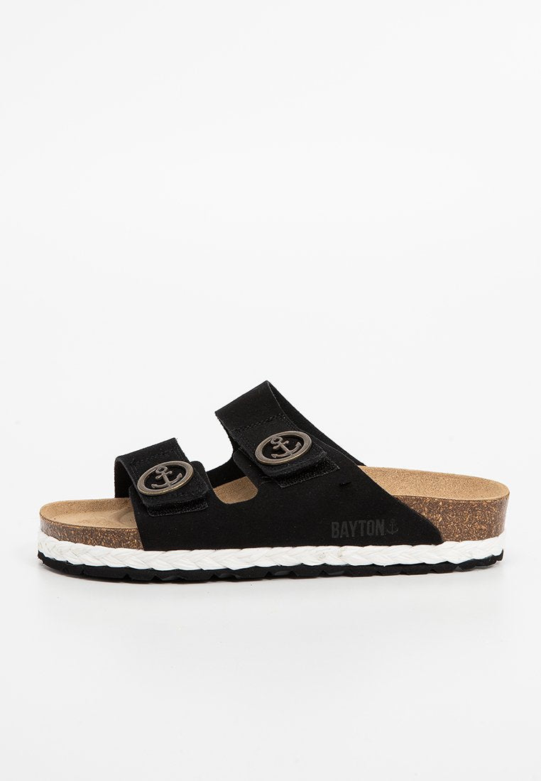 Schwarze Slipper-Sandalen mit zwei verstellbaren Riemen, die mit ankerförmigen Metall-Schnallen ausgestattet sind, Korkfußbett und weißer geflochtener Zwischensohle.