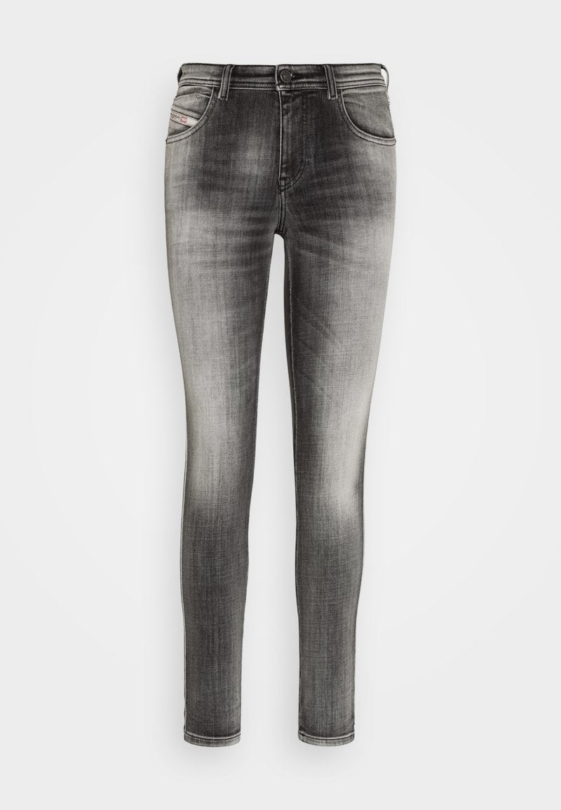 Graue Jeans aus Denim in schmaler Passform. Verfügt über fünf Taschen, einen Knopfverschluss und eine ausgewaschene Optik mit feinen Texturvariationen.