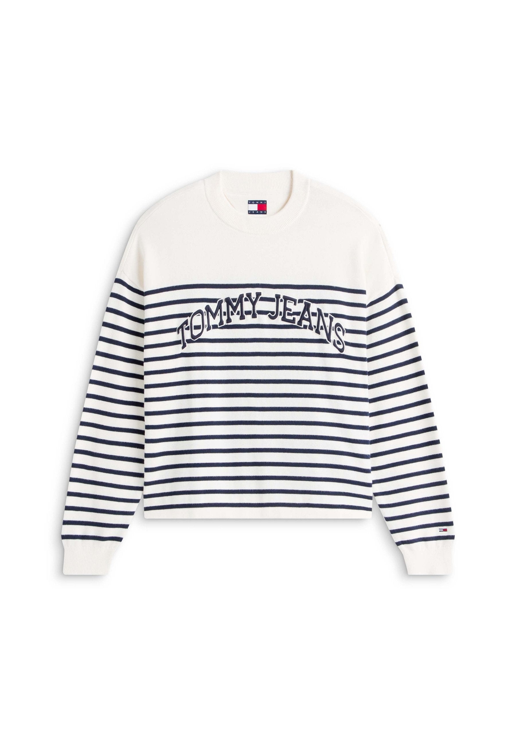 Weißer Pullover mit Rundhalsausschnitt, marineblauen horizontalen Streifen und dem bestickten Schriftzug „TOMMY JEANS“ auf der Brust, gerippte Bündchen und kleines Logo am Ärmel.