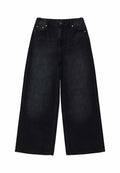 Schwarze weite Jeans mit elastischem Bund, Fünf-Taschen-Design und subtiler, ausgebleichter Textur. Ausgestattet mit Metallbeschlägen und doppelt genähten Nähten.