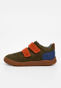 Suede-Schuhe in Olivgrün mit orangefarbenen und blauen Patches, ausgestattet mit zwei verstellbaren Klettverschlüssen, Gummisohle und einem weichen Innenfutter.