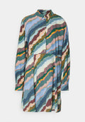 Mehrfarbiges Kleid mit langen Ärmeln und einem Button-Down-Kragen. Es hat wellenförmige Streifen in grünen, blauen, pinken und braunen Farbtönen. Weicher Stoff.