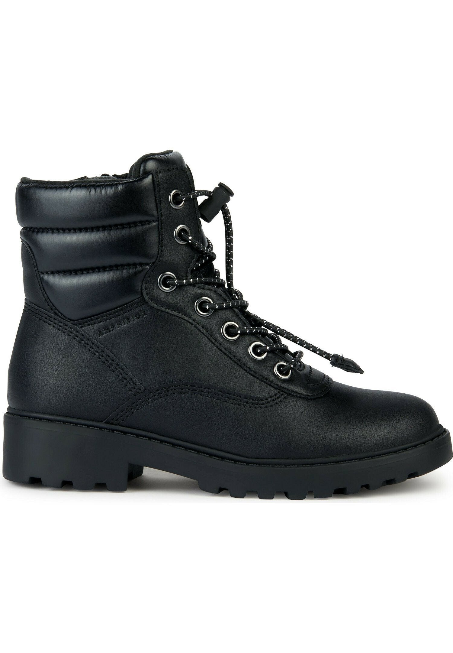 Schwarze Kunstleder-Ankle-Boots mit gepolstertem Kragen, silbernen Beschlägen und Gummisohle. Verfügt über ein Schnürdesign und eine strukturierte Oberseite.